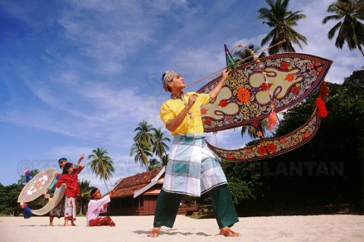 pesta-wau-antarabangsa-kelantan-01