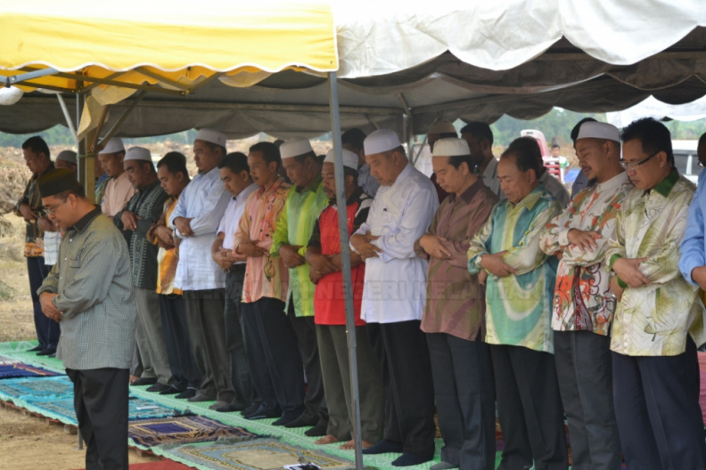 Majlis Perasmian Pecah Tanah Tapak Kilang Simen Bersepadu Di Chiku Gua Musang Oleh YAB. Ustaz Dato' Menteri Besar Kelantan Pada 25 Februari 2015. solat hajat.JPG
