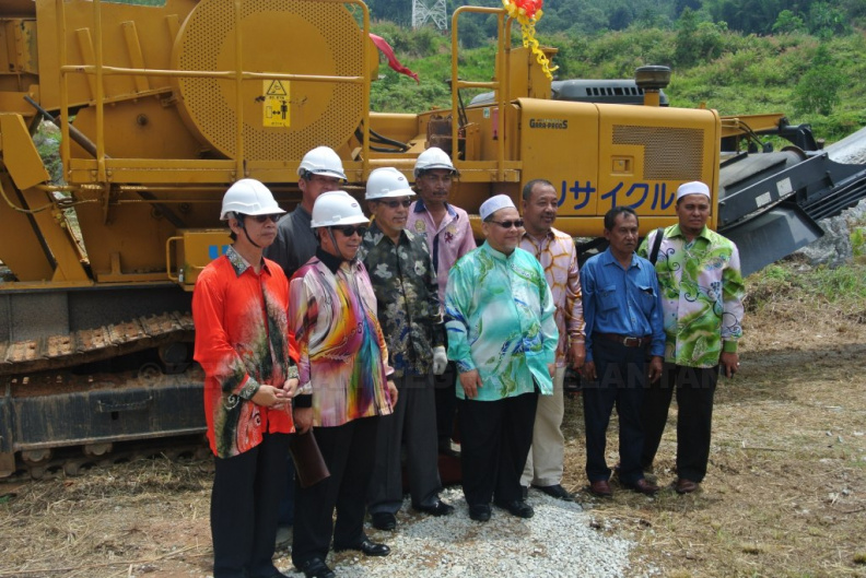 Majlis Pecah Tanah Projek Pembinaan Bangunan Pejabat Tanah & Pejabat MDGM Lojing Oleh YAB. Ustaz Dato' Menteri Besar Kelantan Pada 24 April 2014. 3.JPG