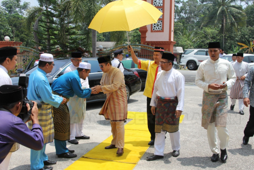 Keberangkatan Yang Teramat Mulia Tengku Mahkota Kelantan Ke Daerah Bunut Susu Sempena Penyampaian Bantuan Kepada Mangsa Kebakaran Pondok Delang Mas Pada 9 Oktober 2015 Bertempat di Masjid Mukim Teliar dan Lawatan Ke Tapak Kebakaran