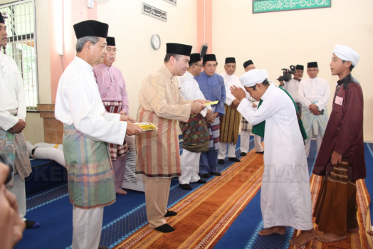 Keberangkatan Yang Teramat Mulia Tengku Mahkota Kelantan Ke Daerah Bunut Susu Sempena Penyampaian Bantuan Kepada Mangsa Kebakaran Pondok Delang Mas Pada 9 Oktober 2015 Bertempat di Masjid Mukim Teliar dan Lawatan Ke Tapak Kebakaran