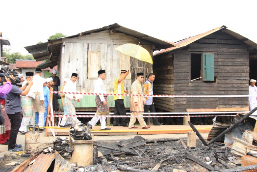 Keberangkatan Yang Teramat Mulia Tengku Mahkota Kelantan Ke Daerah Bunut Susu Sempena Penyampaian Bantuan Kepada Mangsa Kebakaran Pondok Delang Mas Pada 9 Oktober 2015 Bertempat di Masjid Mukim Teliar dan Lawatan Ke Tapak Kebakaran