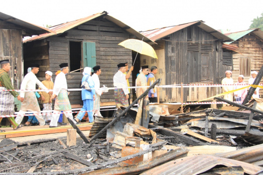 Keberangkatan Yang Teramat Mulia Tengku Mahkota Kelantan Ke Daerah Bunut Susu Sempena Penyampaian Bantuan Kepada Mangsa Kebakaran Pondok Delang Mas Pada 9 Oktober 2015 Bertempat di Masjid Mukim Teliar dan Lawatan Ke Tapak Kebakaran