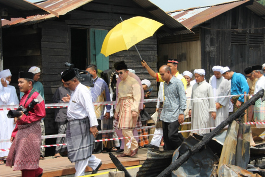 Keberangkatan Yang Teramat Mulia Tengku Mahkota Kelantan Ke Daerah Bunut Susu Sempena Penyampaian Bantuan Kepada Mangsa Kebakaran Pondok Delang Mas Pada 9 Oktober 2015 Bertempat di Masjid Mukim Teliar dan Lawatan Ke Tapak Kebakaran