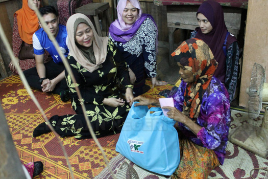 Lawatan Pengurniaan Bantuan Kepada 3(Tiga) Keluarga Golongan Miskin di Kampung Sg Kepa, Gua Musang oleh YM Puan Temenggong Kelantan pada 24 Jan 2016