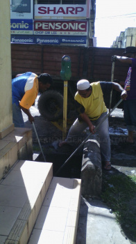 Gotong-royong membersih kawasan longkang di kawasan Bandar