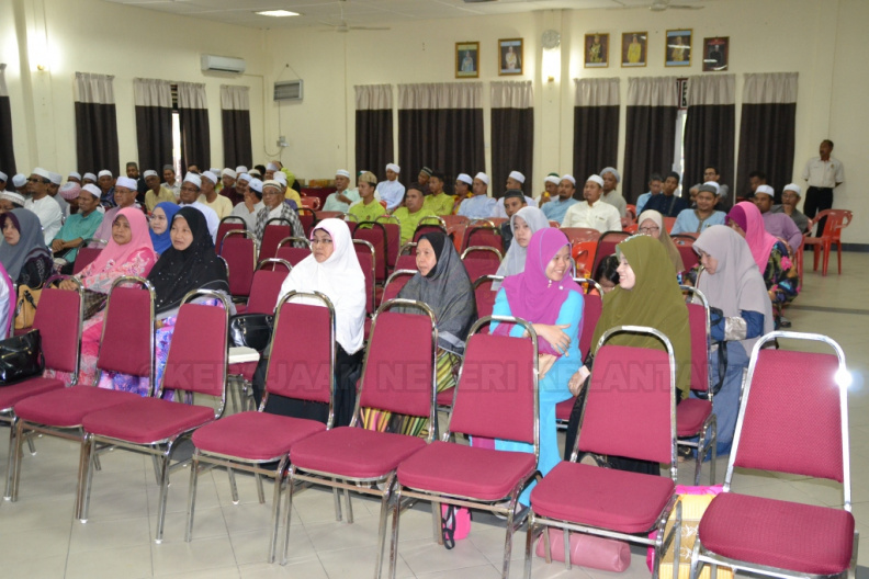 Seminar Taranum dan Tahsin Al-Quran Pencarian Bakat
Anjuran Pejabat Agama Jajahan Pasir Mas
Dengan Kerjasama Pejabat Tanah dan Jajahan Pasir Mas
Pada 4 Januari 2016
Bertempat Dewan Bunga Teratai Pantai Sri Tujuh
Jam 8:00 pg hingga 5:00 petang
Dirasmikan Oleh YB Ustaz Mohamed bin Awang
ADUN Gual Periok DSC_7496.JPG
