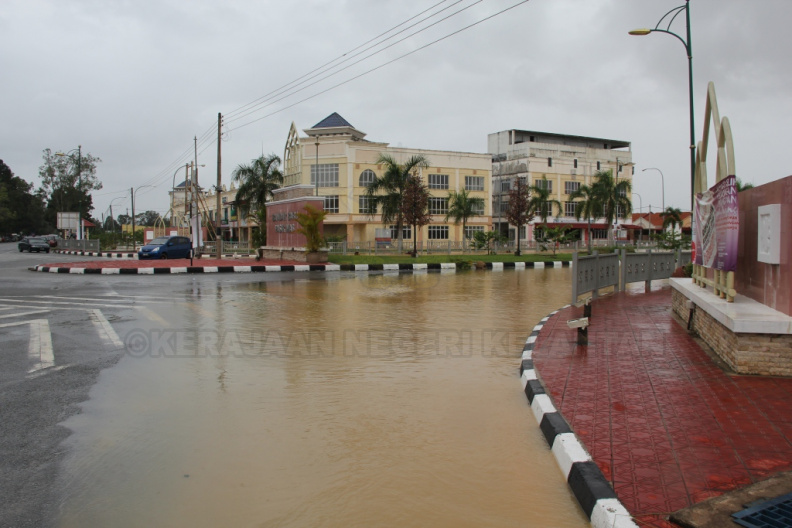 Suasana Kompleks Apam Putra Sebelum dan Selepas Banjir Kuning 2014 IMG_0272.JPG