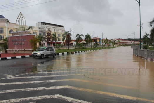 Suasana Kompleks Apam Putra Sebelum dan Selepas Banjir Kuning 2014