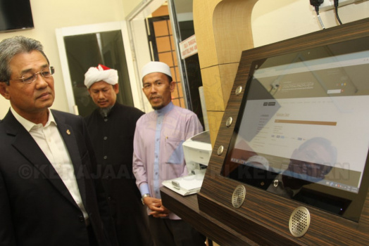 YABhg Dato’ Haji Serpudin Mohamad,Timbalan Yang Dipertua MAIK melihat salah satu Kiosk yang terdapat di Pusat Mini Pungutan Zakat