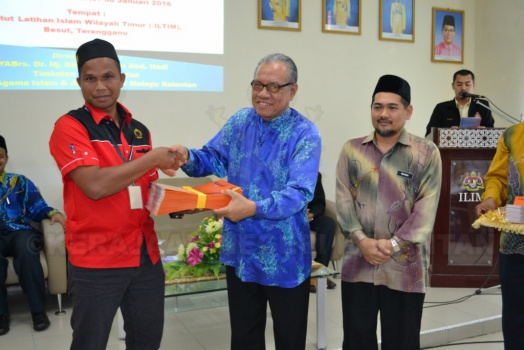 YBrs. Tuan Setiausaha, MAIK menyampaikan sijil kursus kepada peserta diiringi YBrs. Pemangku Ketua Pegawai Agama, MAIK