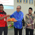 YBrs. Tuan Setiausaha, MAIK menyampaikan sijil kursus kepada peserta diiringi YBrs. Pemangku Ketua Pegawai Agama, MAIK