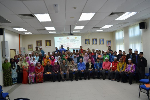 YBrs. Tuan Setiausaha, MAIK bergambar bersama dif-dif jemputan dan peserta Kursus dan Forum Bagi Memperkasakan Dakwah Kepada Orang Asli