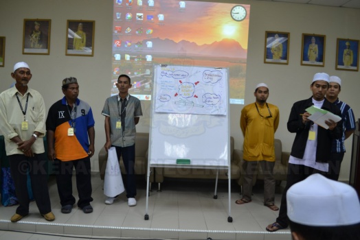 Sesi pembentangan tugasan dalam slot Latihan Dalam Kumpulan (LDK) gabungan antara GAOA (MAIK), PMOA (JAKIM) dan Mu’allim (JAHEAIK)
