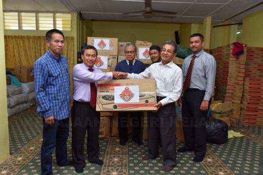 YABhg Dato' Timbalan Yang Dipertua MAIK menyampaikan sumbangan kepada Pengarah Pembangunan Negeri iaitu YBrs Encik Azi Rahimee Bin Mohamad