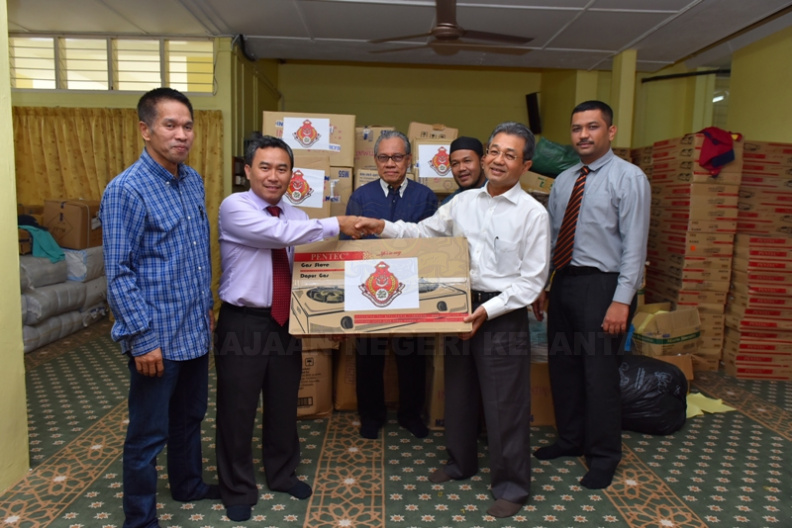 YABhg Dato' Timbalan Yang Dipertua MAIK menyampaikan sumbangan kepada Pengarah Pembangunan Negeri iaitu YBrs Encik Azi Rahimee Bin Mohamad - YABhg Dato' Timbalan Yang Dipertua MAIK menyampaikan sumbangan kepada Pengarah Pembangunan Negeri iaitu YBrs Encik Azi Rahimee Bin Mohamad.jpg YABhg Dato' Timbalan Yang Dipertua MAIK menyampaikan sumbangan kepada Pengarah Pembangunan Negeri iaitu YBrs Encik Azi Rahimee Bin Mohamad.jpg