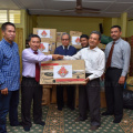 YABhg Dato' Timbalan Yang Dipertua MAIK menyampaikan sumbangan kepada Pengarah Pembangunan Negeri iaitu YBrs Encik Azi Rahimee Bin Mohamad