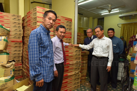 Antara barangan yang disumbangkan adalah seperti barangan makanan, barang dapur, air minuman, serta 1000 unit set dapur gas