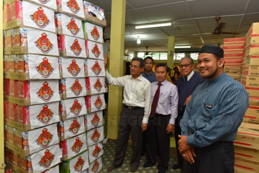 YBrs Tuan Setiausaha MAIK dan AF Imam Besar MAIK turut hadir di Pusat Kawalan Operasi Banjir Masjid Sultan Muhammad II Telipot Kota Bharu