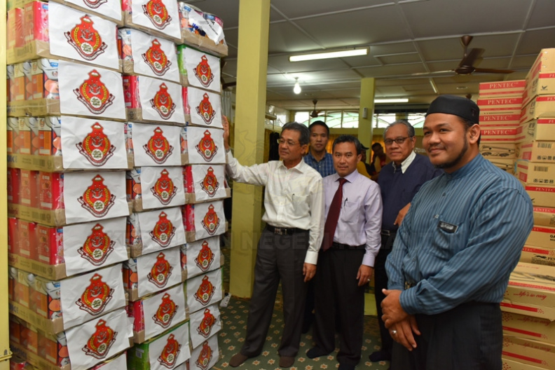 YBrs Tuan Setiausaha MAIK dan AF Imam Besar MAIK turut hadir di Pusat Kawalan Operasi Banjir Masjid Sultan Muhammad II Telipot Kota Bharu.jpg