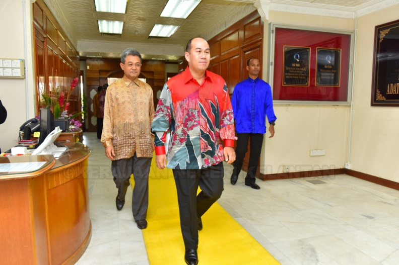 Keberangkatan tiba YTM Tengku Mahkota Kelantan disambut oleh YABhg. Dato' Timbalan Yang Dipertua, MAIK - Keberangkatan tiba YTM Tengku Mahkota Kelantan disambut oleh YABhg. Dato' Timbalan Yang Dipertua, MAIK.jpg Keberangkatan tiba YTM Tengku Mahkota Kelantan disambut oleh YABhg. Dato' Timbalan Yang Dipertua, MAIK.jpg