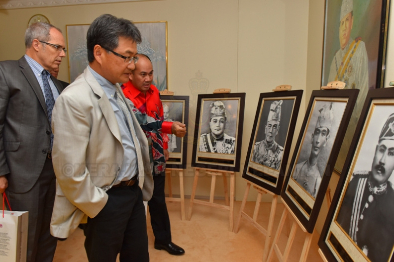 YTM Tengku Mahkota Kelantan bersama-sama Tuan Yang Terutama Joseph Y. Yun Duta Amerika Syarikat melihat Potrait Sultan-sultan kelantan - YTM Tengku Mahkota Kelantan bersama-sama Tuan Yang Terutama Joseph Y. Yun Duta Amerika Syarikat melihat Potrait Sultan-sultan kelantan.JPG YTM Tengku Mahkota Kelantan bersama-sama Tuan Yang Terutama Joseph Y. Yun Duta Amerika Syarikat melihat Potrait Sultan-sultan kelantan.JPG