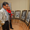 YTM Tengku Mahkota Kelantan bersama-sama Tuan Yang Terutama Joseph Y. Yun Duta Amerika Syarikat melihat Potrait Sultan-sultan kelantan
