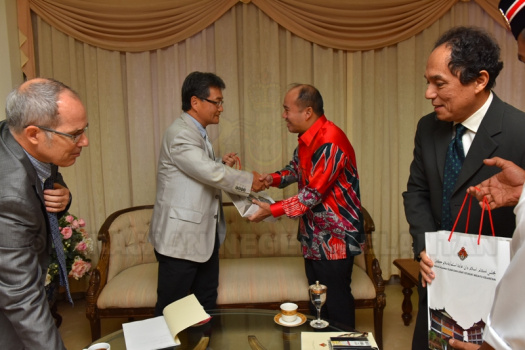 YTM Tengku Mahkota Kelantan berpekenan untuk menyampaikan cenderahati kepada Tuan Yang Terutama Joseph Y. Yun