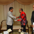 YTM Tengku Mahkota Kelantan berpekenan untuk menyampaikan cenderahati kepada Tuan Yang Terutama Joseph Y. Yun