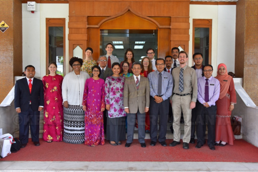 Sesi bergambar ahli rombongan English Teaching Assistant USA bersama YABhg Dato' Timbalan Yang Dipertua MAIK serta pegawai MAIK