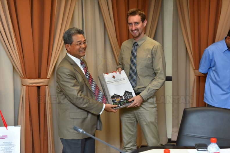 Sesi penyampaian cenderamata oleh YABhg Dato' Timbalan Yang Dipertua, MAIK kepada peserta program - Sesi penyampaian cenderamata oleh YABhg Dato' Timbalan Yang Dipertua, MAIK kepada peserta program.jpg Sesi penyampaian cenderamata oleh YABhg Dato' Timbalan Yang Dipertua, MAIK kepada peserta program.jpg