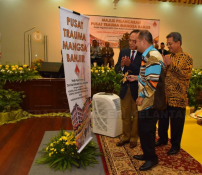 YTM Tengku Mahkota Kelantan perkenan memotong riben sebagai ketandaan pelancaraan Pusat Trauma Mangsa Banjir