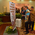 YTM Tengku Mahkota Kelantan perkenan memotong riben sebagai ketandaan pelancaraan Pusat Trauma Mangsa Banjir