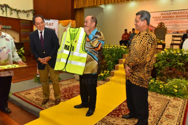 Cenderahati yang disampaikan kepada YTM Tengku Mahkota Kelantan.jpg