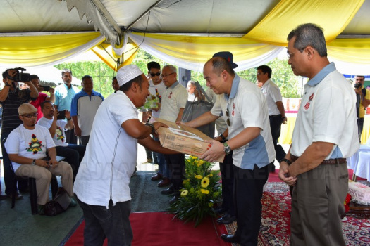YTM Tengku Mahkota Kelantan memperkenan bagi menyampaikan hadiah kepada peserta Mesra-MAIK