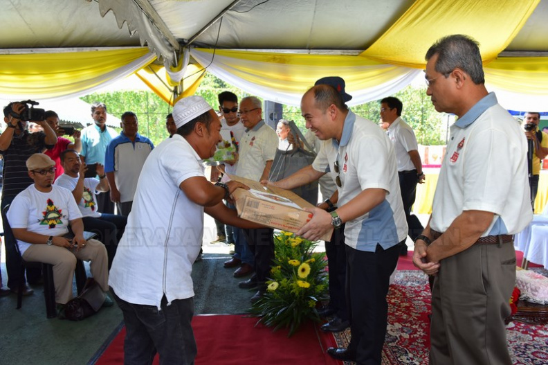 YTM Tengku Mahkota Kelantan memperkenan bagi menyampaikan hadiah kepada peserta Mesra-MAIK.JPG