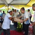 YTM Tengku Mahkota Kelantan memperkenan bagi menyampaikan hadiah kepada peserta Mesra-MAIK
