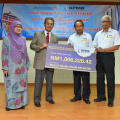 YBhg Tan Sri Dato’ Sri Dr Wan Abdul Aziz bin Wan Abdullah, Pengerusi Bank Pembangunan Malaysia Berhad menyerahkan replika cek kepada YABhg Dato’ Timbalan Yang DiPertua MAIK