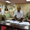 YBhg Tan Sri Dato’ Sri Dr Wan Abdul Aziz bin Wan Abdullah, Pengerusi Bank Pembangunan Malaysia Berhad ditemuramah oleh Pihak Media