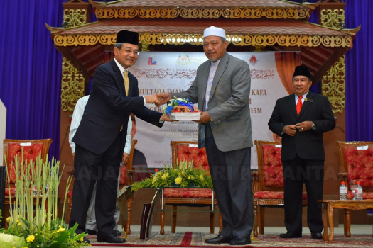 YABhg Dato Timbalan Yang Dipertua MAIK menyampaikan cenderahati kepada YAB Ustaz Dato' Haji Ahmad Bin Yakob