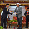 YABhg Dato Timbalan Yang Dipertua MAIK menyampaikan cenderahati kepada YAB Ustaz Dato' Haji Ahmad Bin Yakob