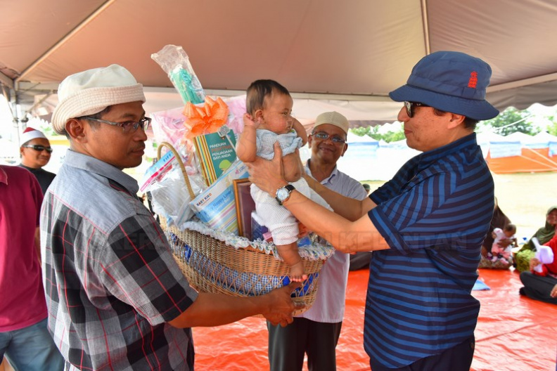 YABhg. Dato’ Nik Kamaruddin Ismail Penasihat Khas kepada Yang Teramat Mulia Tengku Yang Dipertua MAIK beramah mesra bersama salah seorang bayi mangsa banjir.JPG