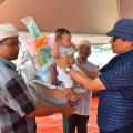 YABhg. Dato’ Nik Kamaruddin Ismail Penasihat Khas kepada Yang Teramat Mulia Tengku Yang Dipertua MAIK beramah mesra bersama salah seorang bayi mangsa banjir