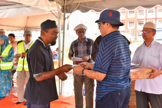 YABhg. Dato’ Nik Kamaruddin Ismail iaitu Penasihat Khas kepada Yang Teramat Mulia Tengku Yang Dipertua MAIK menyampaikan sumbangan barangan keperluan asas kepada 48 buah keluarga penghuni Desa Sak