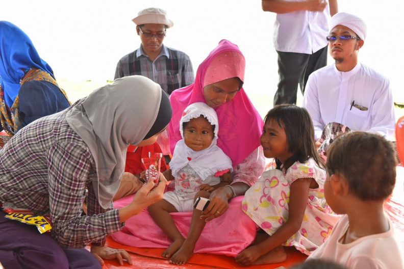 Penghuni Pusat Penempatan Sementara Mangsa Banjir Desa Sakinah kelihat gembira disapa oleh kakitangan MAIK.JPG