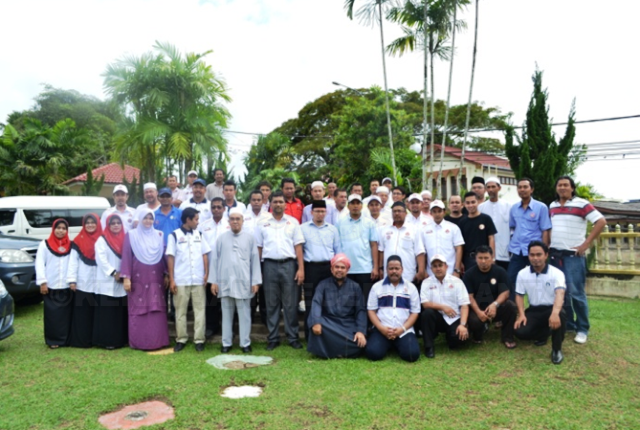 Antara yang terlibat menyumbang tenaga ialah kakitangan MAIK, kakitangan Pejabat Tanah dan Jajahan Machang, peserta konvoi Negeri Terengganu (MAIDAM), peserta konvoi Negeri Pahang (MUIP) - Antara yang terlibat menyumbang tenaga ialah kakitangan MAIK, kakitangan Pejabat Tanah dan Jajahan Machang, peserta konvoi Negeri Terengganu (MAIDAM), peserta konvoi Negeri Pahang (MUIP).png Antara yang terlibat menyumbang tenaga ialah kakitangan MAIK, kakitangan Pejabat Tanah dan Jajahan Machang, peserta konvoi Negeri Terengganu (MAIDAM), peserta konvoi Negeri Pahang (MUIP).png