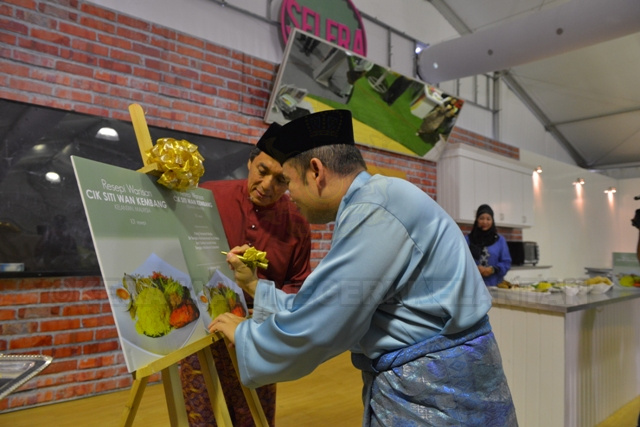 Majlis Pelancaran buku ini telah disempurnakan oleh Yang Teramat Mulia Tengku Yang Dipertua MAIK, Dr Tengku Muhammad Fa-iz Petra sempena program Raudhah Aidiladha - Majlis Pelancaran buku ini telah disempurnakan oleh Yang Teramat Mulia Tengku Yang Dipertua MAIK, Dr Tengku Muhammad Fa-iz Petra sempena program Raudhah Aidiladha.jpg Majlis Pelancaran buku ini telah disempurnakan oleh Yang Teramat Mulia Tengku Yang Dipertua MAIK, Dr Tengku Muhammad Fa-iz Petra sempena program Raudhah Aidiladha.jpg