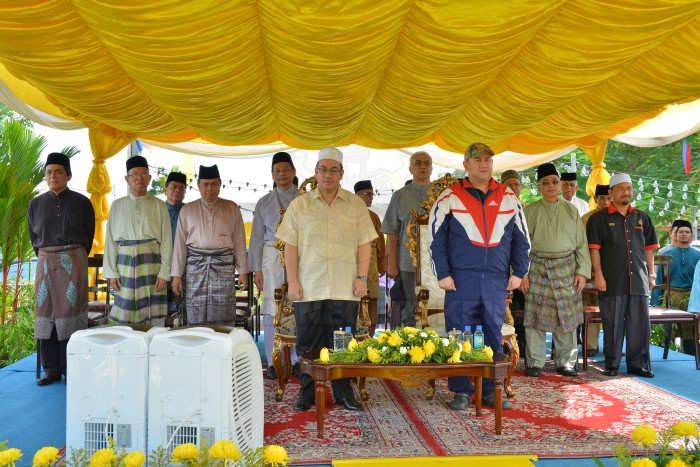 Kebawah Duli Yang Maha Mulia Sultan Kelantan, Sultan Muhammad V dan Yang Teramat Mulia Tengku Mahkota Kelantan, Tengku Muhammad Fa-Iz Petra berkenan berangkat ke majlis korban anjuran Majlis Agama Islam d - Kebawah Duli Yang Maha Mulia Sultan Kelantan, Sultan Muhammad V dan Yang Teramat Mulia Tengku Mahkota Kelantan, Tengku Muhammad Fa-Iz Petra berkenan berangkat ke majlis korban anjuran Majlis Agama Islam d.jpg Kebawah Duli Yang Maha Mulia Sultan Kelantan, Sultan Muhammad V dan Yang Teramat Mulia Tengku Mahkota Kelantan, Tengku Muhammad Fa-Iz Petra berkenan berangkat ke majlis korban anjuran Majlis Agama Islam d.jpg