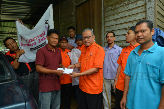 YBrs Tuan Setiausaha MAIK memberi Sumbangan kepada Salah seorang Golongan Asnaf