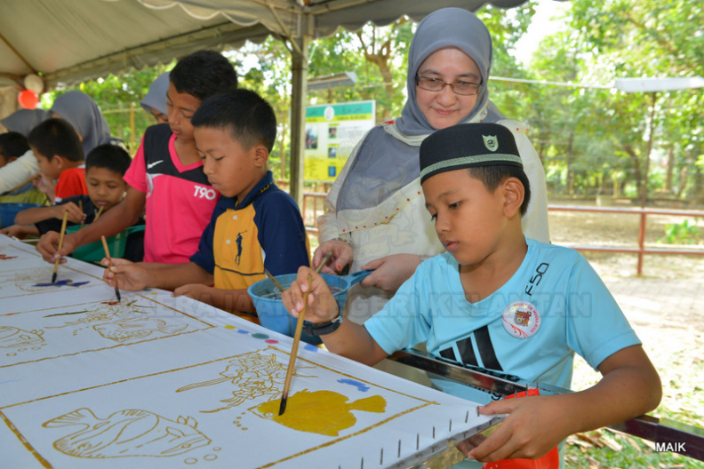 Salah seorang kakitangan MAIK melihat hasil mewarna batik oleh anak-anak asnaf - Salah seorang kakitangan MAIK melihat hasil mewarna batik oleh anak-anak asnaf.jpg Salah seorang kakitangan MAIK melihat hasil mewarna batik oleh anak-anak asnaf.jpg
